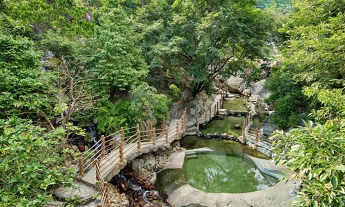 Ngâm khoáng nóng giữa núi rừng