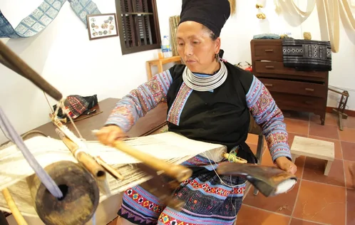 Nhà cổ ba miền, làng nghề và show Về Bến