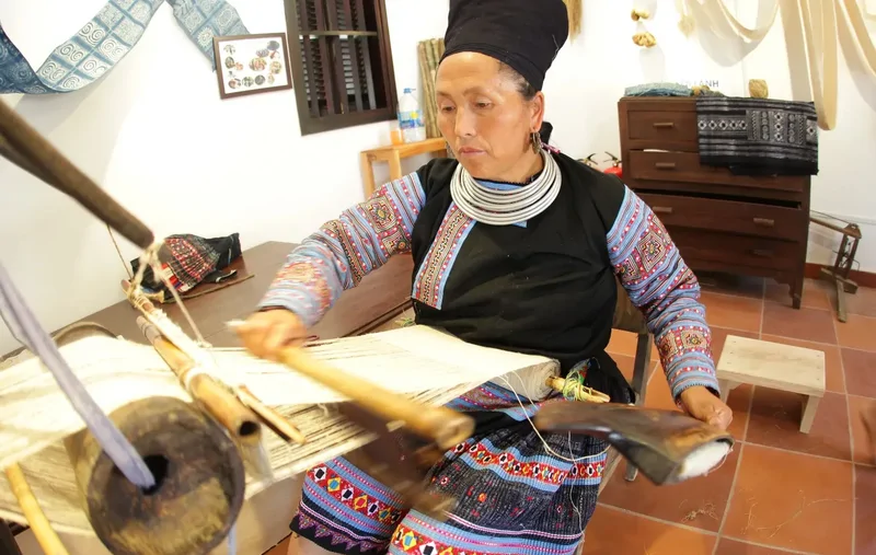 Nhà cổ ba miền, làng nghề và show Về Bến