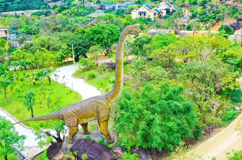 Đền Thần Tài, công viên khủng long và các điểm vãn cảnh