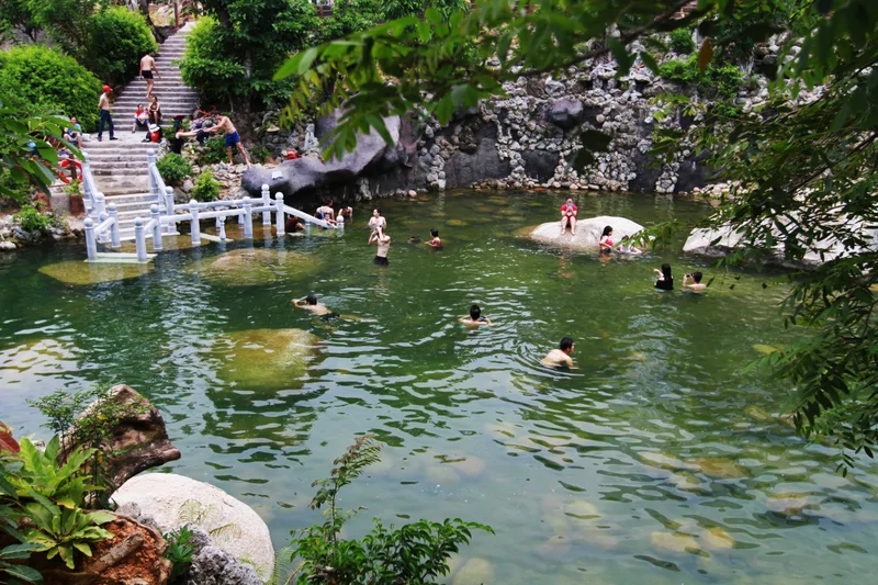 Ngâm khoáng nóng giữa núi rừng