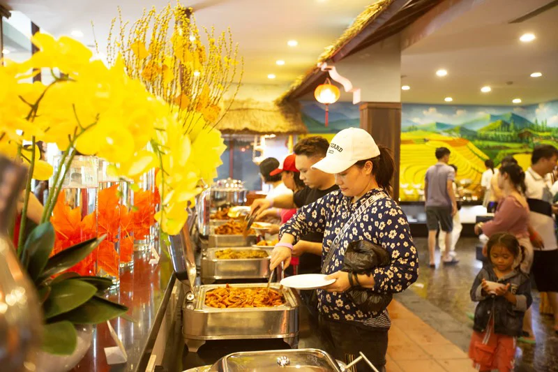 Ăn trưa ngay trong khu