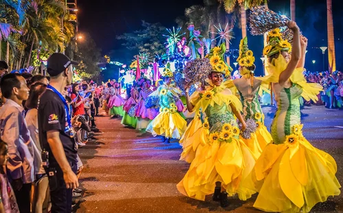 dam-chim-trong-le-hoi-carnival-duong-pho-diff dam-chim-trong-le-hoi-carnival-duong-pho-diff