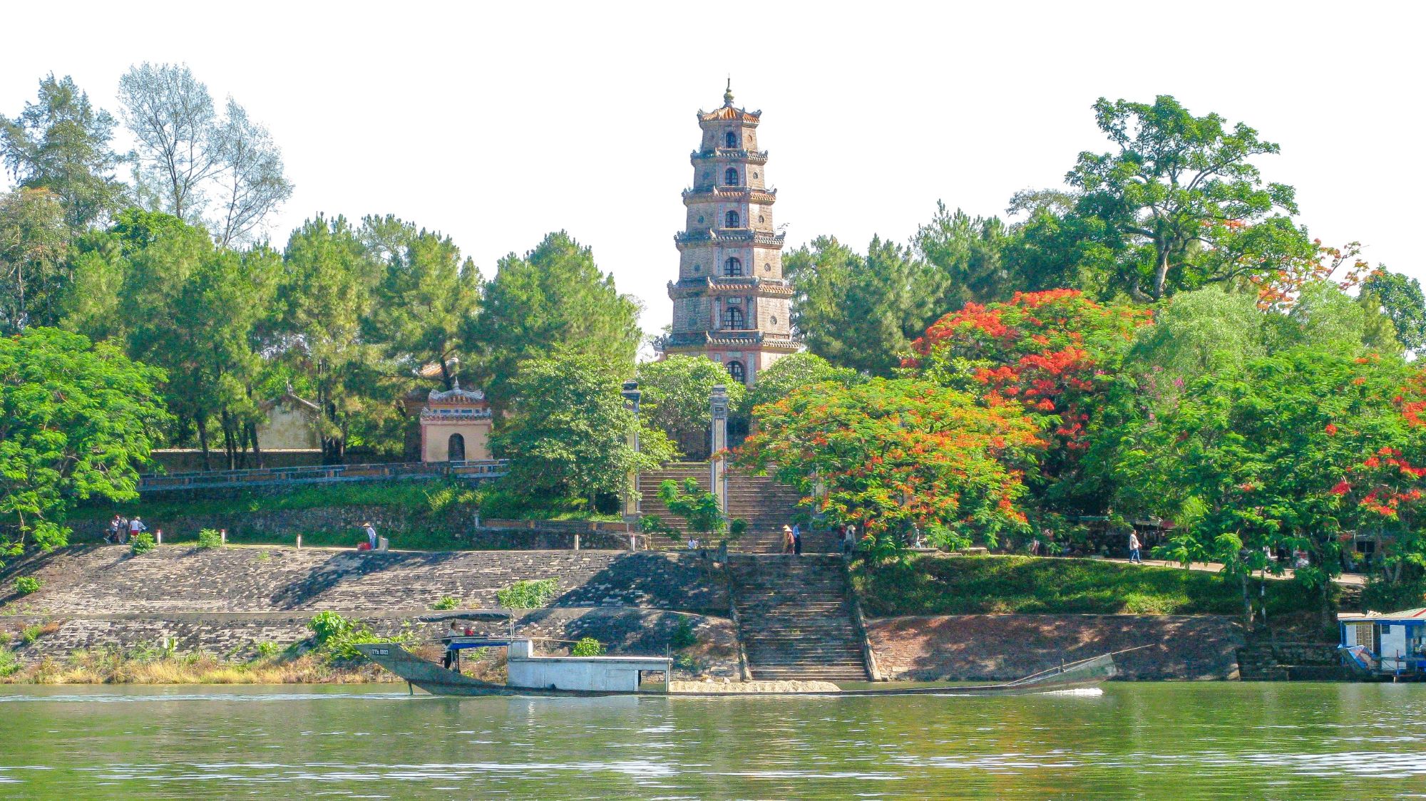 Chua-Thien-Mu-ben-song