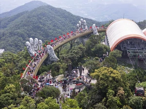 Cau-Vang-se-duoc-trang-hoang-bang-hang-tram-la-Quoc-ky-ruc-ro