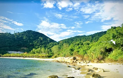 Tắm biển ở những bãi cát trắng hoang sơ