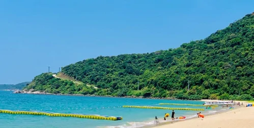 Tắm biển ở những bãi cát trắng hoang sơ