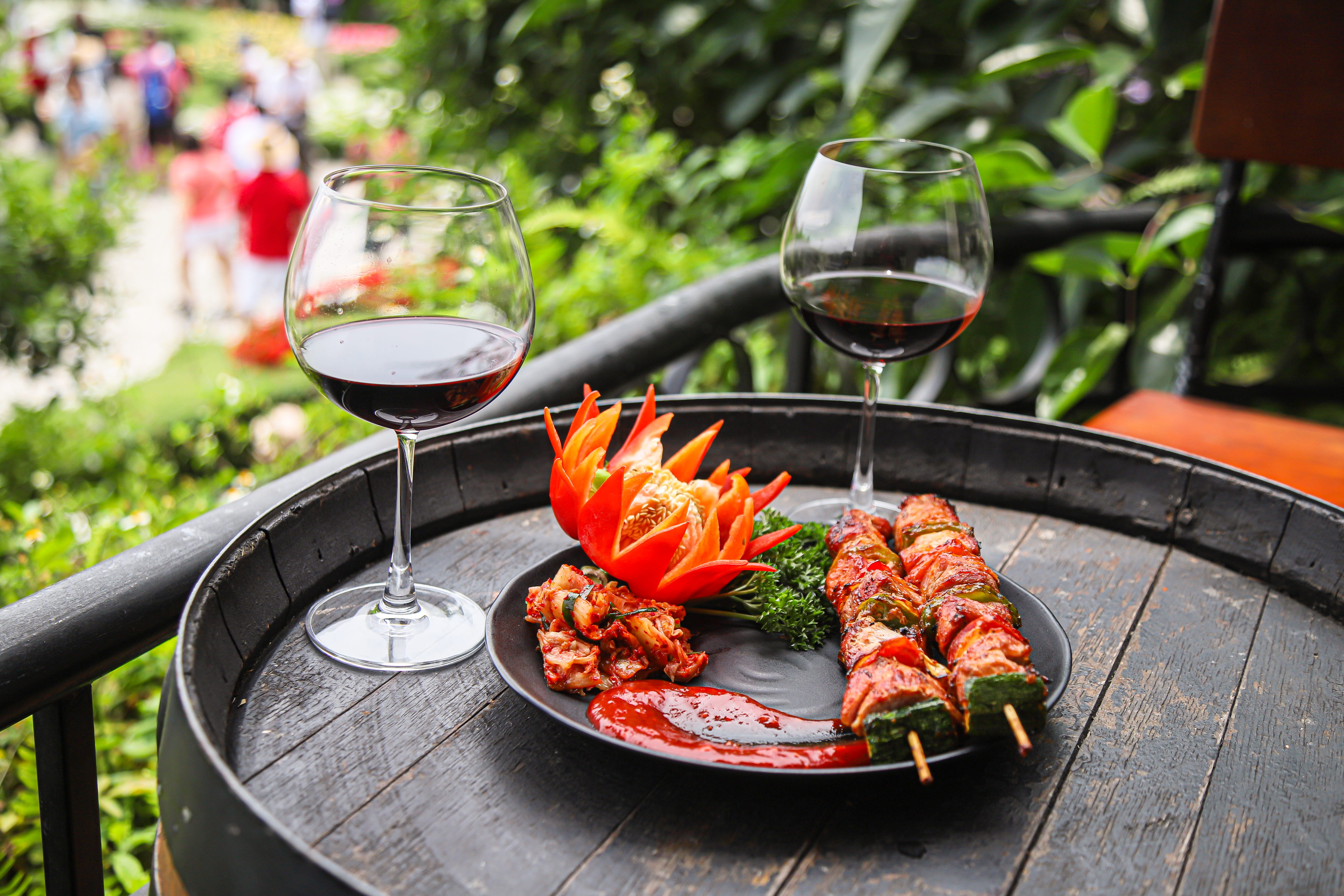 Ẩm Thực Tại Hầm Rượu Debay
