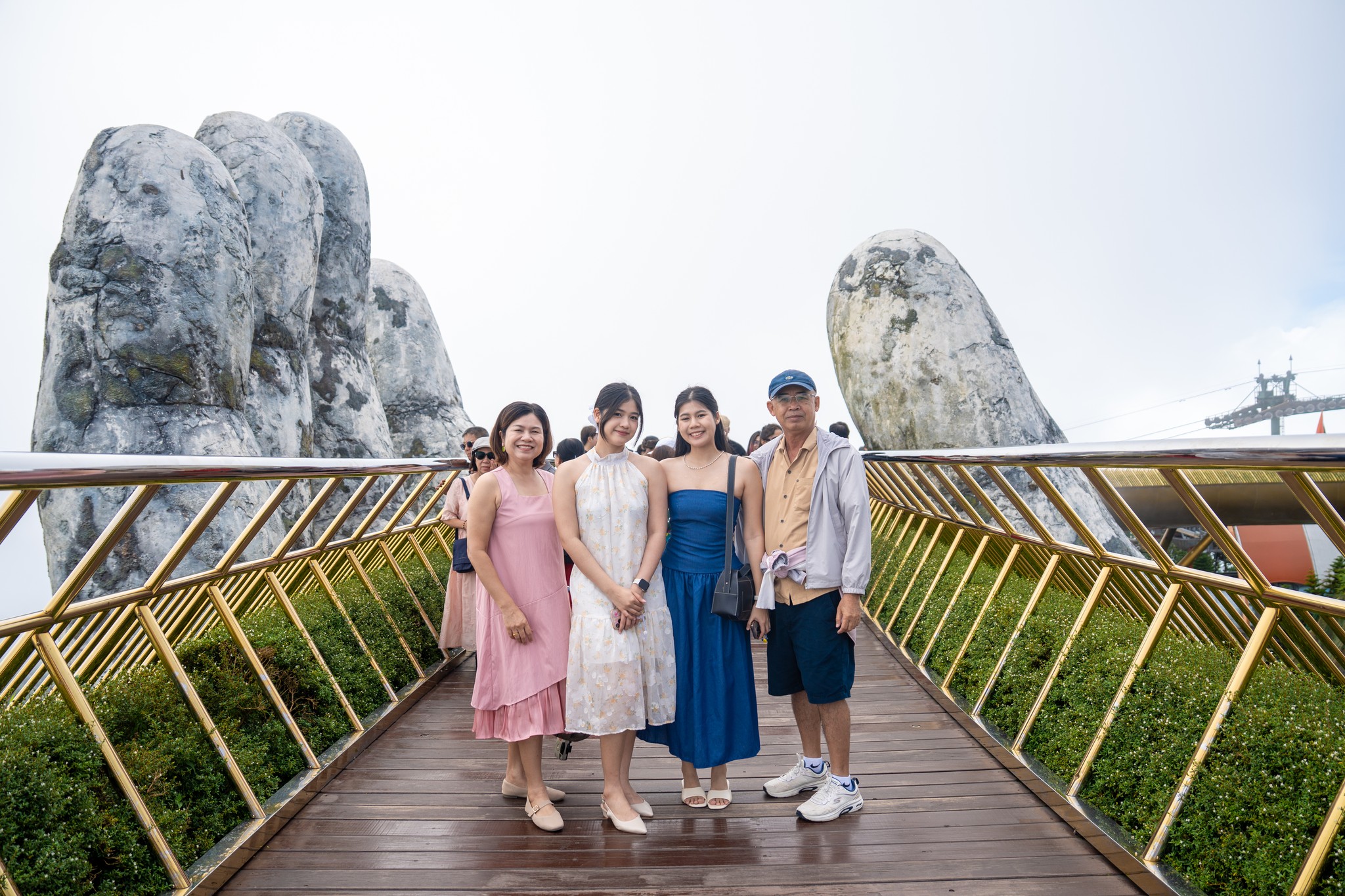 Bạn Trinh Và Gia Đình CheckIn Tại Cầu Vàng